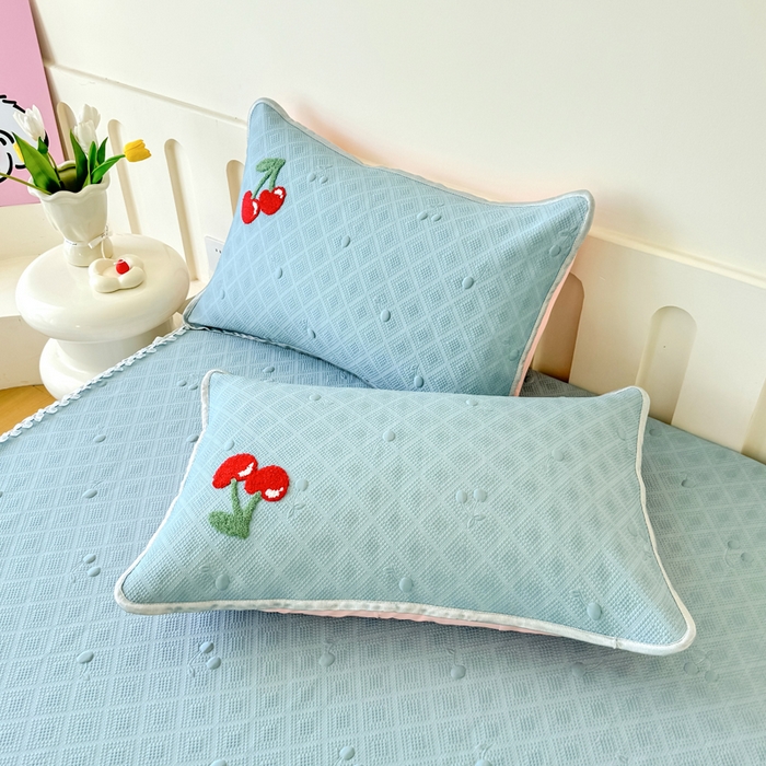 91家纺网 家纺一手货源 找家纺 恋佳居2025新款A类乙伦PE凉豆豆毛巾绣仙女风冰丝席 樱桃—蓝