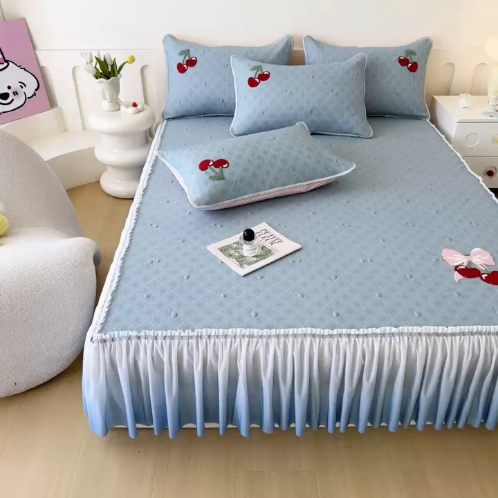 91家纺网 家纺一手货源 找家纺 恋佳居2025新款A类乙伦PE凉豆豆毛巾绣仙女风冰丝席 樱桃—蓝