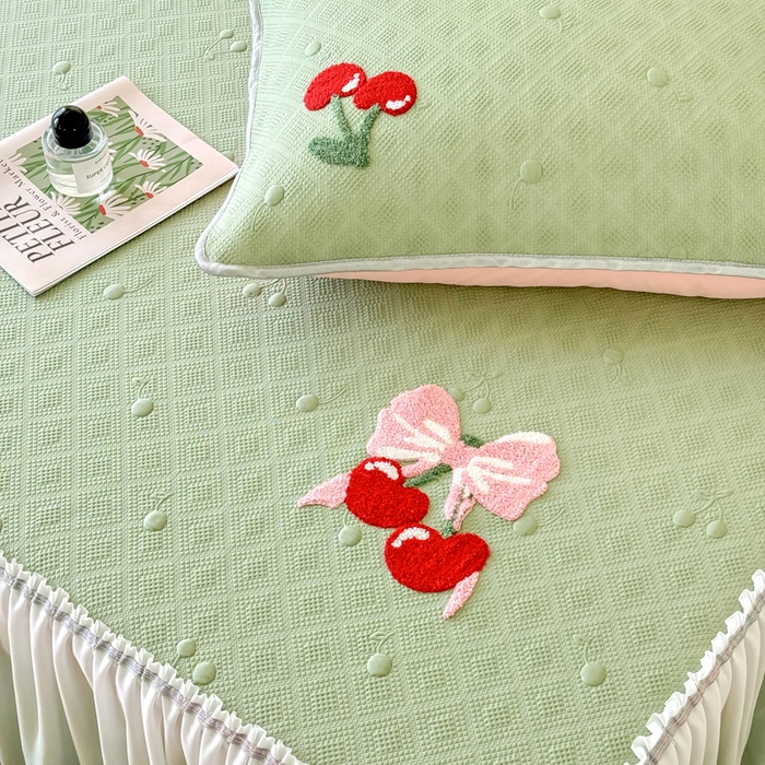 91家纺网 家纺一手货源 找家纺 恋佳居2025新款A类乙伦PE凉豆豆毛巾绣仙女风冰丝席 樱桃—绿