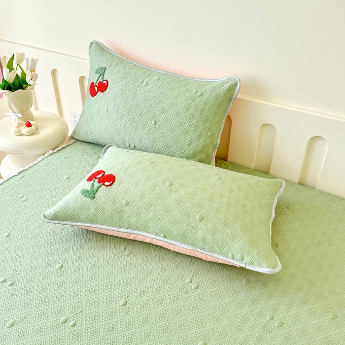 91家纺网 家纺一手货源 找家纺 恋佳居2025新款A类乙伦PE凉豆豆毛巾绣仙女风冰丝席 樱桃—绿