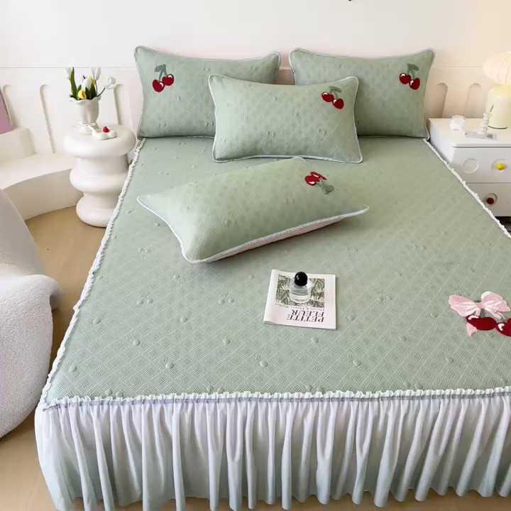 91家纺网 家纺一手货源 找家纺 恋佳居2025新款A类乙伦PE凉豆豆毛巾绣仙女风冰丝席 樱桃—绿