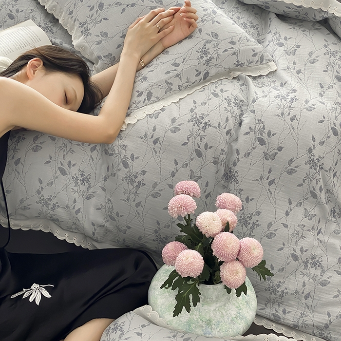 91家纺网 家纺一手货源 找家纺 梦享生活家居 2025新款双层纱花边四件套 羽叶灰