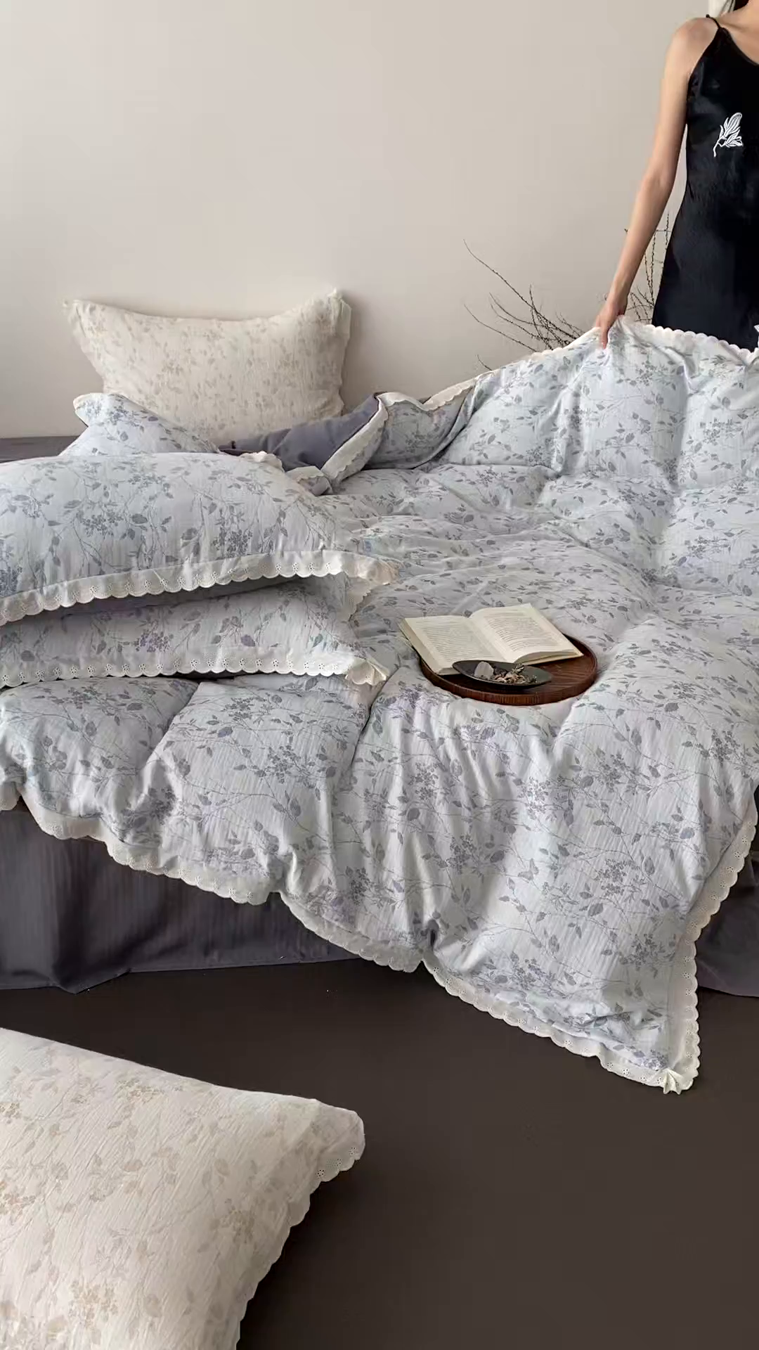 91家纺网 家纺一手货源 找家纺 梦享生活家居 2025新款双层纱花边四件套 羽叶灰