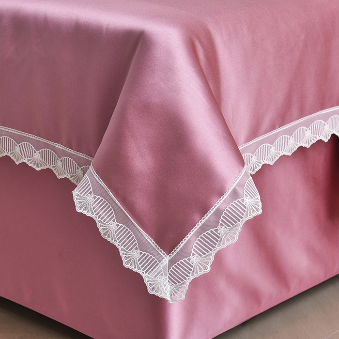 91家纺网 家纺一手货源 找家纺 莉人坊 2025新款高精密贵妃缎花边美床罩 贵妃缎花边粉色