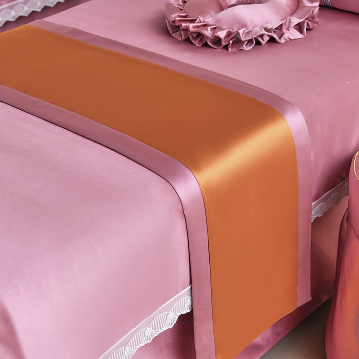 91家纺网 家纺一手货源 找家纺 莉人坊 2025新款高精密贵妃缎花边美床罩 贵妃缎花边粉色