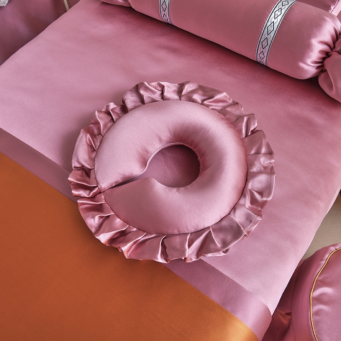 91家纺网 家纺一手货源 找家纺 莉人坊 2025新款高精密贵妃缎花边美床罩 贵妃缎花边粉色