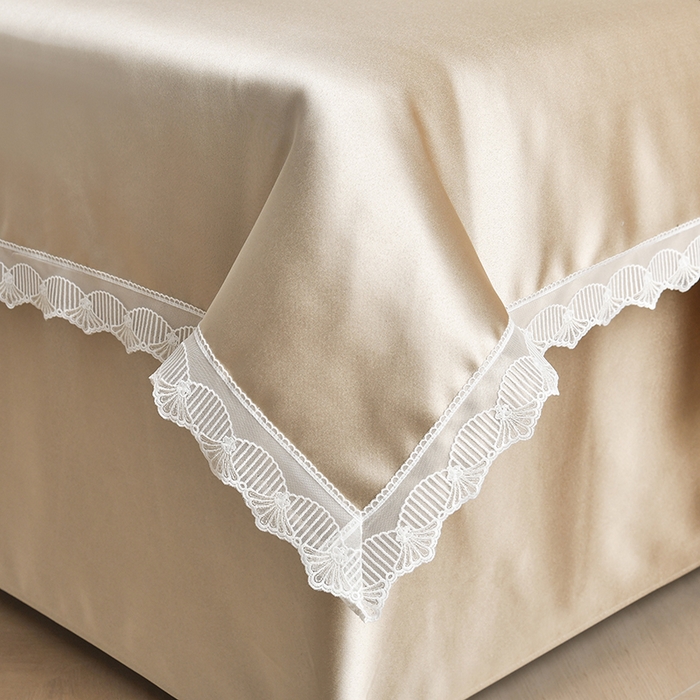 91家纺网 家纺一手货源 找家纺 莉人坊 2025新款高精密贵妃缎花边美床罩 贵妃缎花边米黄