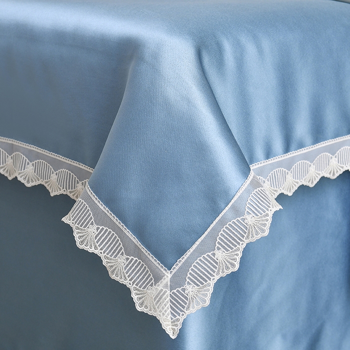 91家纺网 家纺一手货源 找家纺 莉人坊 2025新款高精密贵妃缎花边美床罩 贵妃缎花边浅蓝
