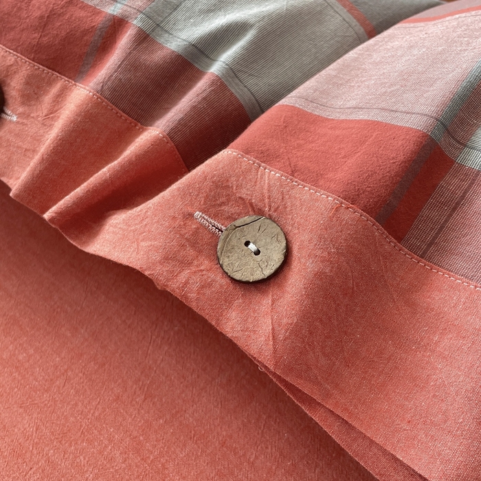 91家纺网 家纺一手货源 找家纺 琉宿家纺 2025新款纽扣款水洗棉四件套 迪亚红