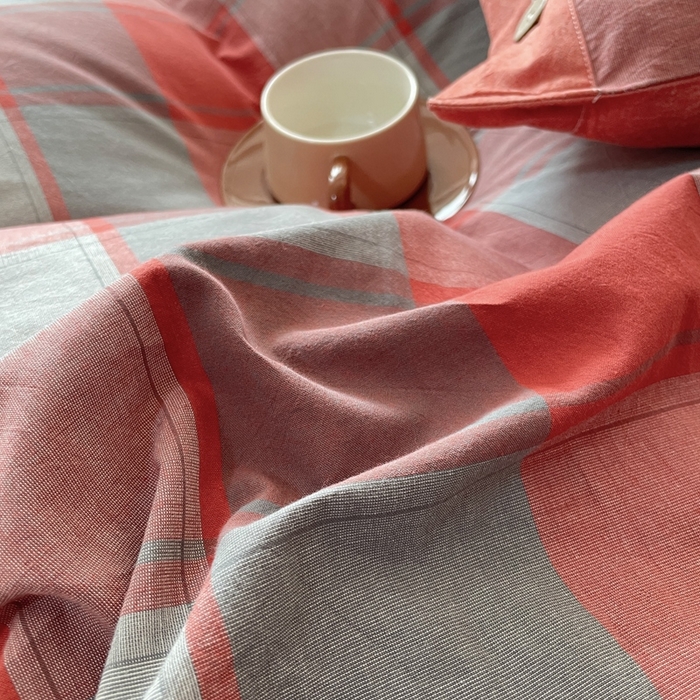 91家纺网 家纺一手货源 找家纺 琉宿家纺 2025新款纽扣款水洗棉四件套 迪亚红