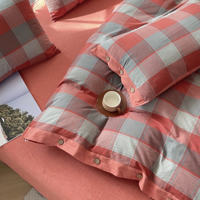 91家纺网 家纺一手货源 找家纺 琉宿家纺 2025新款纽扣款水洗棉四件套 迪亚红