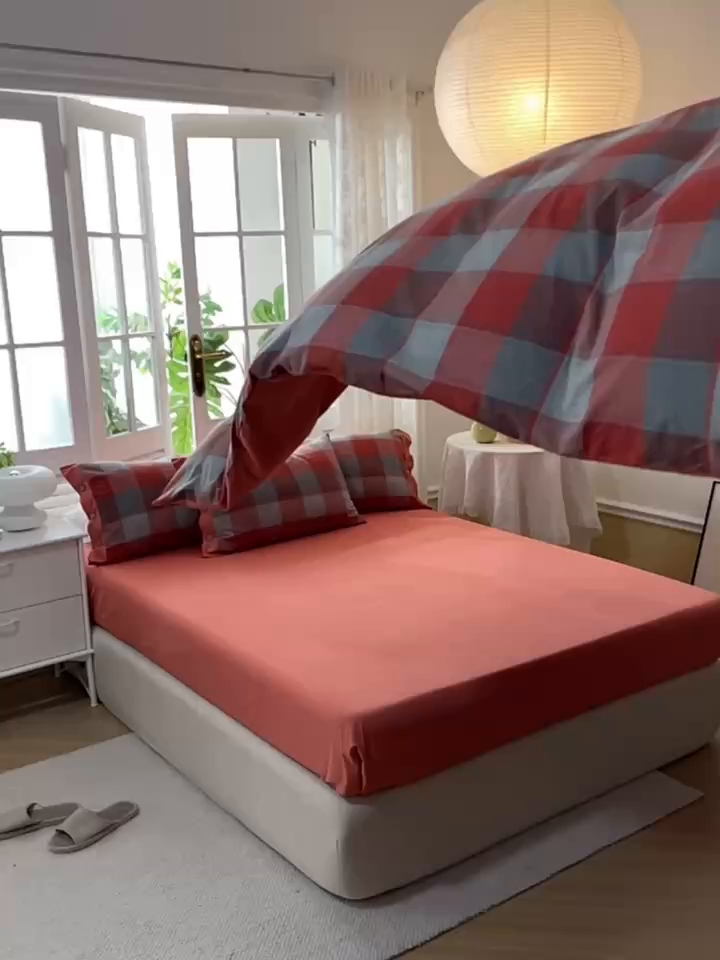 91家纺网 家纺一手货源 找家纺 琉宿家纺 2025新款纽扣款水洗棉四件套 迪亚红