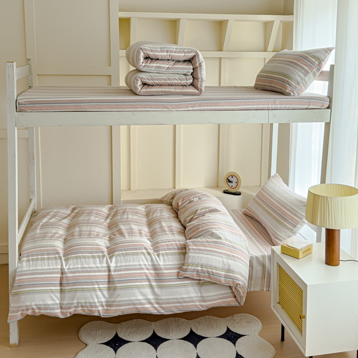 91家纺网 家纺一手货源 找家纺 久典家居 2025A类全棉色织水洗棉学生款三件套 沐妍粉