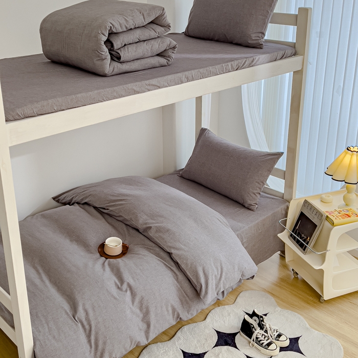 91家纺网 家纺一手货源 找家纺 久典家居 2025A类全棉色织水洗棉学生款三件套 浅灰