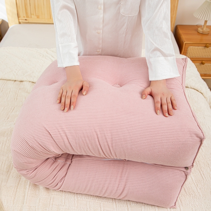 91家纺网 家纺一手货源 找家纺 沐沐家纺 2026春夏新款灯芯绒三角大靠背 樱花粉