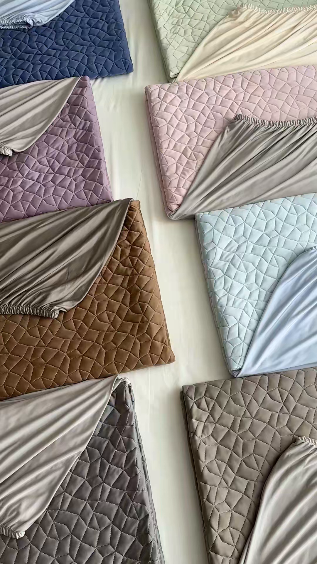 91家纺网 家纺一手货源 找家纺 佳汐蓝家纺 2025春夏新款沁凉撞色床笠款夏被空调被四件套奶豆腐系列 组合图仅供参考