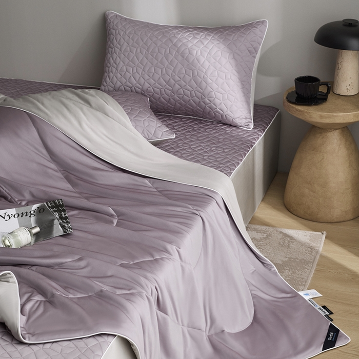 91家纺网 家纺一手货源 找家纺 佳汐蓝家纺 2025春夏新款沁凉撞色床笠款夏被空调被四件套奶豆腐系列 云黛紫