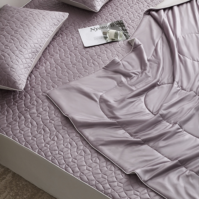 91家纺网 家纺一手货源 找家纺 佳汐蓝家纺 2025春夏新款沁凉撞色床笠款夏被空调被四件套奶豆腐系列 云黛紫