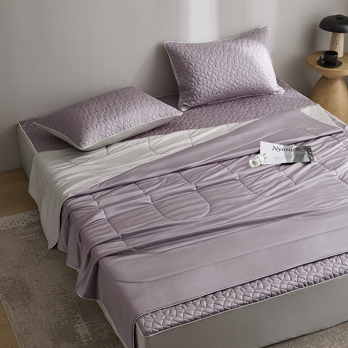 91家纺网 家纺一手货源 找家纺 佳汐蓝家纺 2025春夏新款沁凉撞色床笠款夏被空调被四件套奶豆腐系列 云黛紫