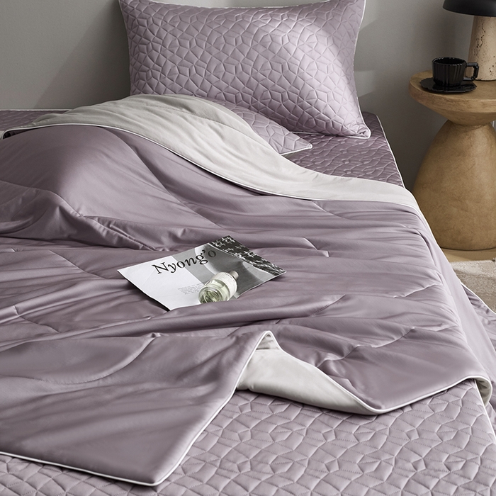 91家纺网 家纺一手货源 找家纺 佳汐蓝家纺 2025春夏新款沁凉撞色床笠款夏被空调被四件套奶豆腐系列 云黛紫