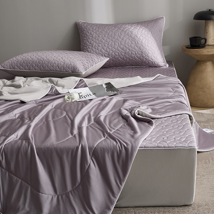 91家纺网 家纺一手货源 找家纺 佳汐蓝家纺 2025春夏新款沁凉撞色床笠款夏被空调被四件套奶豆腐系列 云黛紫