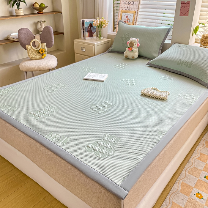 91家纺网 家纺一手货源 找家纺 （总）耐思家纺 2025新款PE中分子凉感冰豆豆凉席三件套床单款-潮牌熊