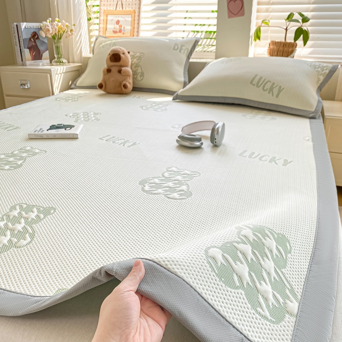 91家纺网 家纺一手货源 找家纺 耐思家纺 2025新款PE中分子凉感冰豆豆凉席三件套床单款-潮牌熊 潮牌熊-浅绿