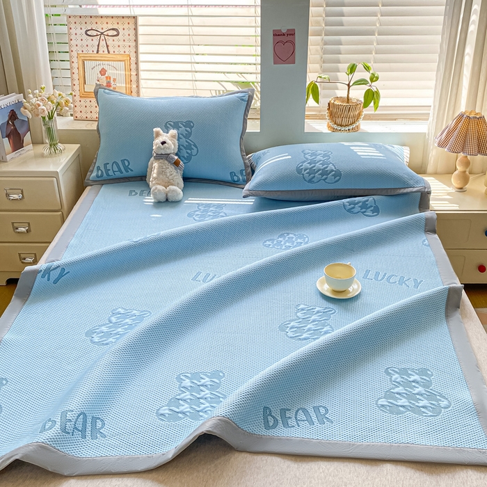 91家纺网 家纺一手货源 找家纺 耐思家纺 2025新款PE中分子凉感冰豆豆凉席三件套床单款-潮牌熊 潮牌熊-天兰