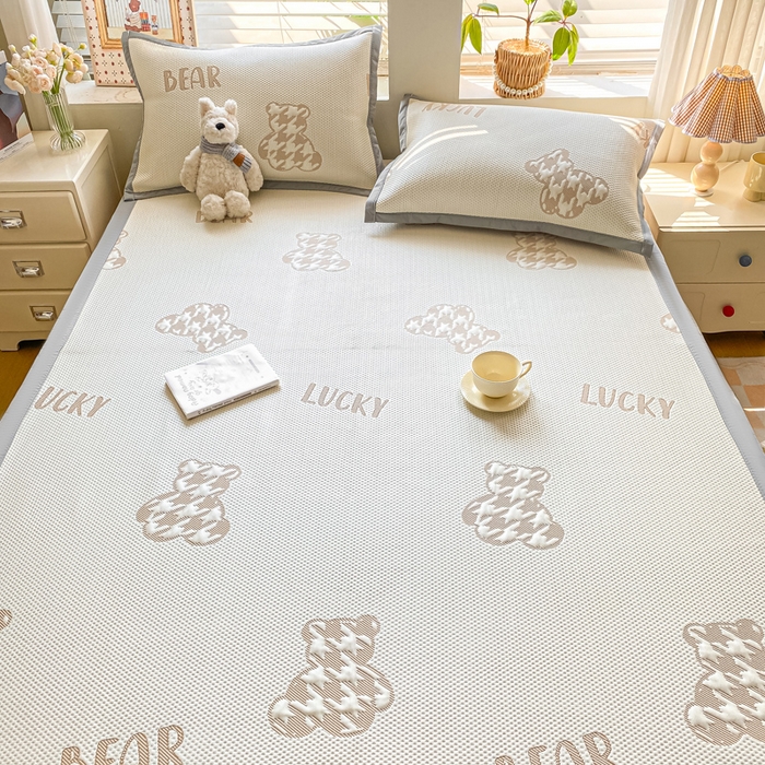 91家纺网 家纺一手货源 找家纺 耐思家纺 2025新款PE中分子凉感冰豆豆凉席三件套床单款-潮牌熊 潮牌熊-浅棕