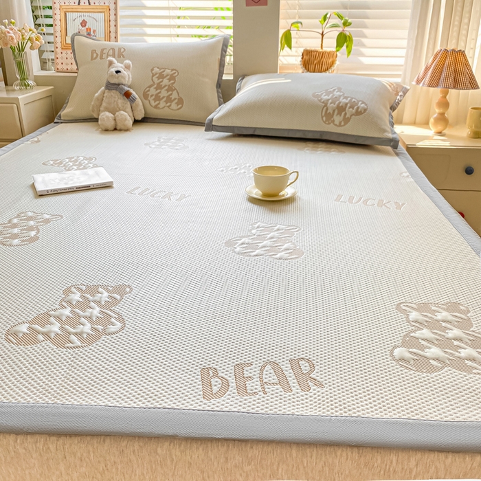 91家纺网 家纺一手货源 找家纺 耐思家纺 2025新款PE中分子凉感冰豆豆凉席三件套床单款-潮牌熊 潮牌熊-浅棕