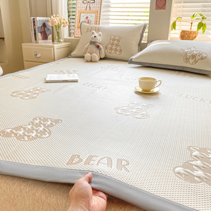 91家纺网 家纺一手货源 找家纺 耐思家纺 2025新款PE中分子凉感冰豆豆凉席三件套床单款-潮牌熊 潮牌熊-浅棕