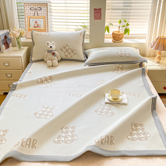 91家纺网 家纺一手货源 找家纺 耐思家纺 2025新款PE中分子凉感冰豆豆凉席三件套床单款-潮牌熊 潮牌熊-浅棕