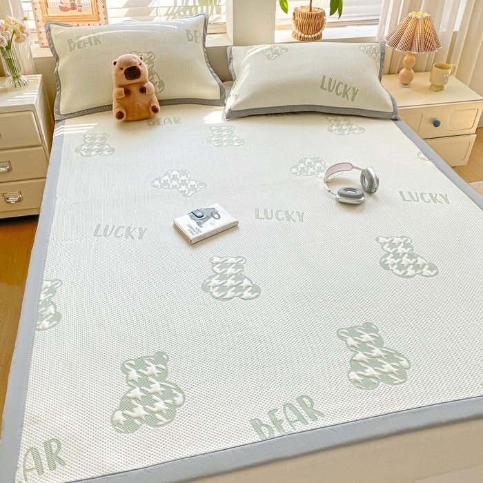 91家纺网 家纺一手货源 找家纺 耐思家纺 2025新款PE中分子凉感冰豆豆凉席三件套床单款-潮牌熊 潮牌熊-浅绿