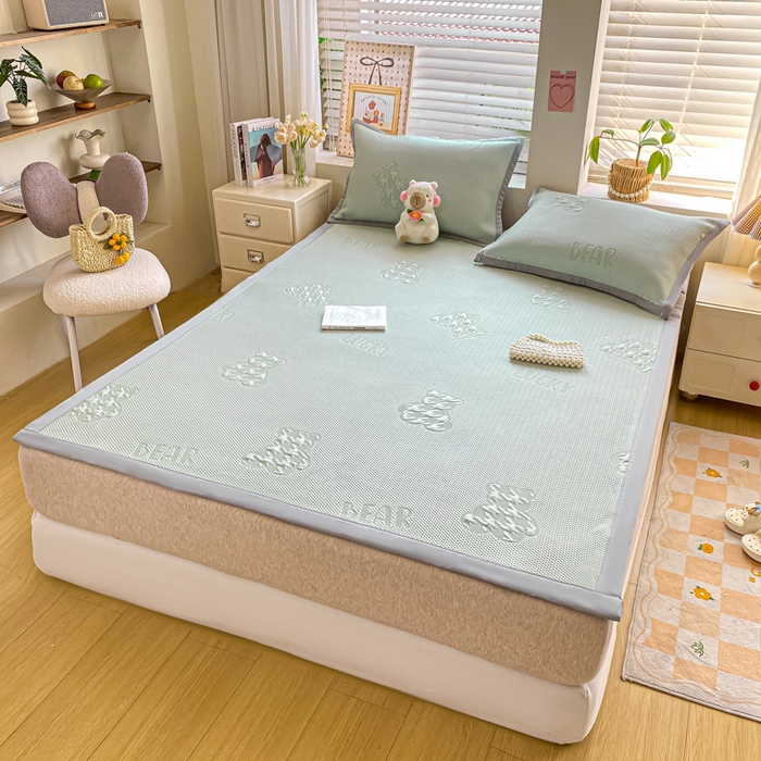 91家纺网 家纺一手货源 找家纺 （总）耐思家纺 2025新款PE中分子凉感冰豆豆凉席三件套床单款-潮牌熊