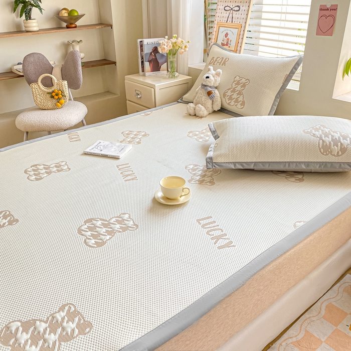 91家纺网 家纺一手货源 找家纺 耐思家纺 2025新款PE中分子凉感冰豆豆凉席三件套床单款-潮牌熊 潮牌熊-浅棕