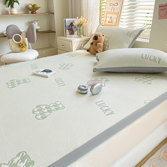 91家纺网 家纺一手货源 找家纺 耐思家纺 2025新款PE中分子凉感冰豆豆凉席三件套床单款-潮牌熊 潮牌熊-浅绿