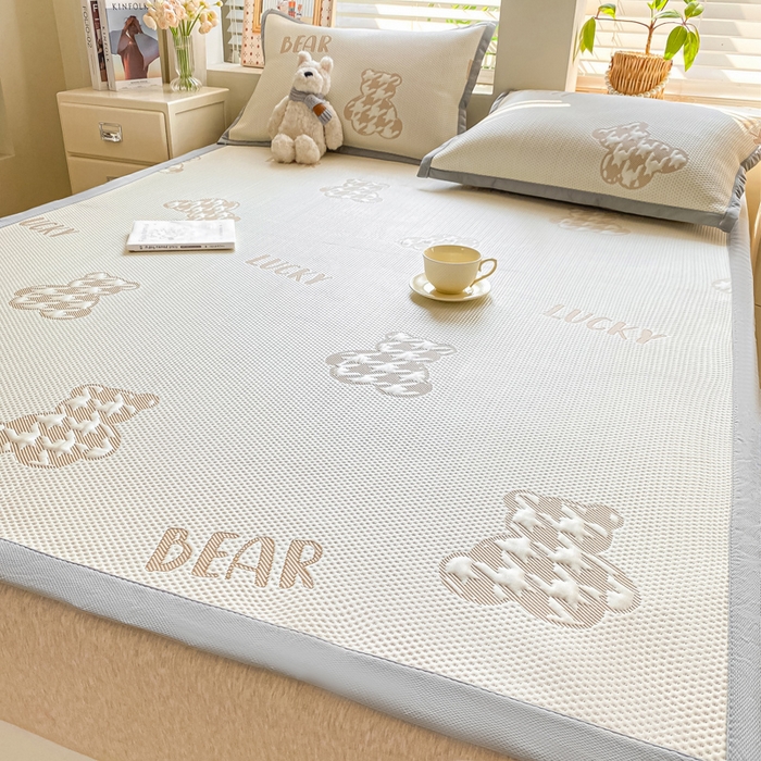 91家纺网 家纺一手货源 找家纺 耐思家纺 2025新款PE中分子凉感冰豆豆凉席三件套床单款-潮牌熊 潮牌熊-浅棕