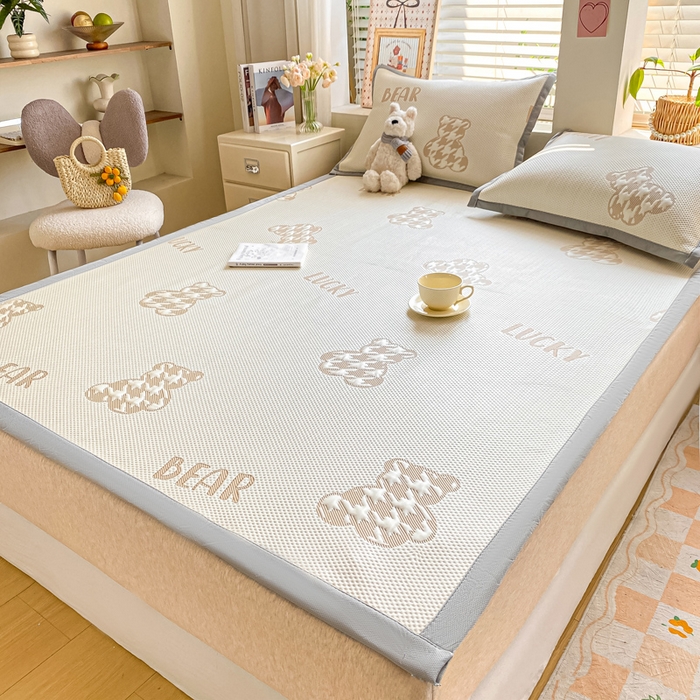 91家纺网 家纺一手货源 找家纺 耐思家纺 2025新款PE中分子凉感冰豆豆凉席三件套床单款-潮牌熊 潮牌熊-浅棕