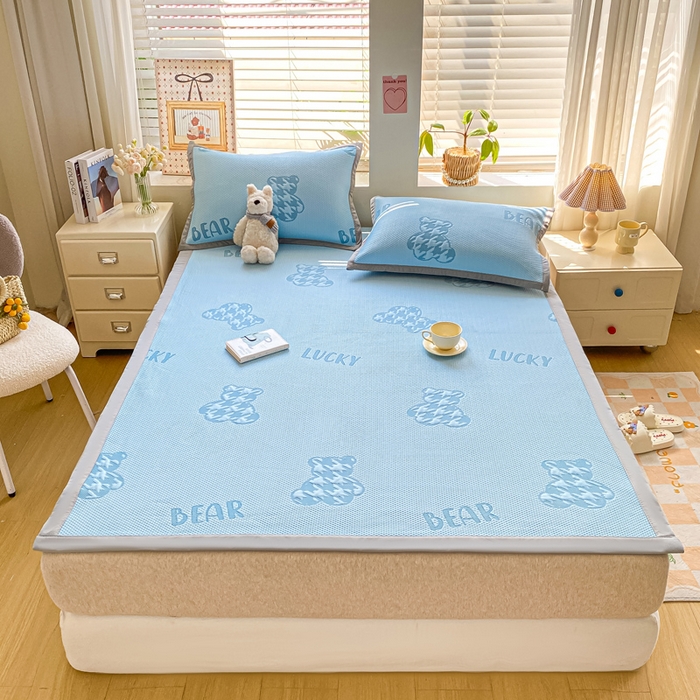 91家纺网 家纺一手货源 找家纺 耐思家纺 2025新款PE中分子凉感冰豆豆凉席三件套床单款-潮牌熊 潮牌熊-天兰