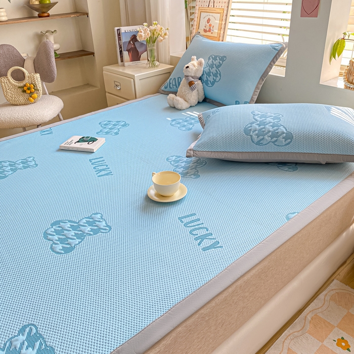 91家纺网 家纺一手货源 找家纺 耐思家纺 2025新款PE中分子凉感冰豆豆凉席三件套床单款-潮牌熊 潮牌熊-天兰