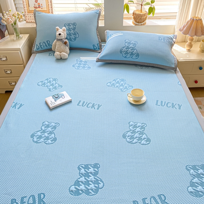 91家纺网 家纺一手货源 找家纺 耐思家纺 2025新款PE中分子凉感冰豆豆凉席三件套床单款-潮牌熊 潮牌熊-天兰