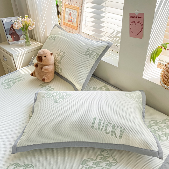 91家纺网 家纺一手货源 找家纺 耐思家纺 2025新款PE中分子凉感冰豆豆凉席三件套床单款-潮牌熊 潮牌熊-浅绿