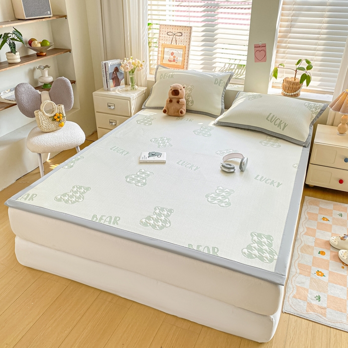 91家纺网 家纺一手货源 找家纺 耐思家纺 2025新款PE中分子凉感冰豆豆凉席三件套床单款-潮牌熊 潮牌熊-浅绿