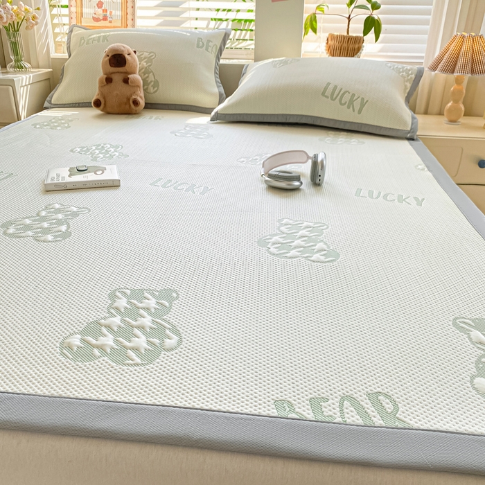 91家纺网 家纺一手货源 找家纺 耐思家纺 2025新款PE中分子凉感冰豆豆凉席三件套床单款-潮牌熊 潮牌熊-浅绿