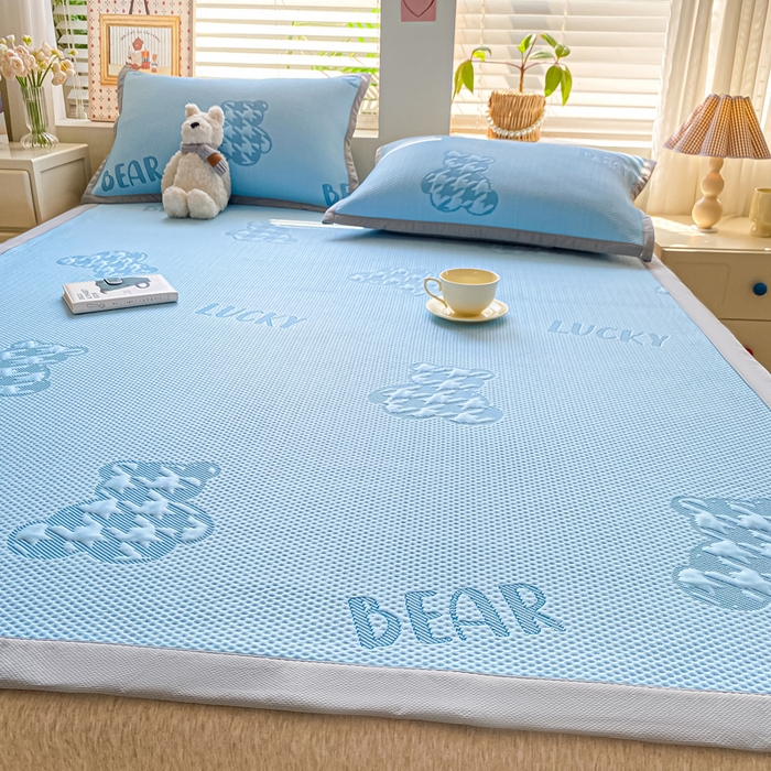 91家纺网 家纺一手货源 找家纺 耐思家纺 2025新款PE中分子凉感冰豆豆凉席三件套床单款-潮牌熊 潮牌熊-天兰