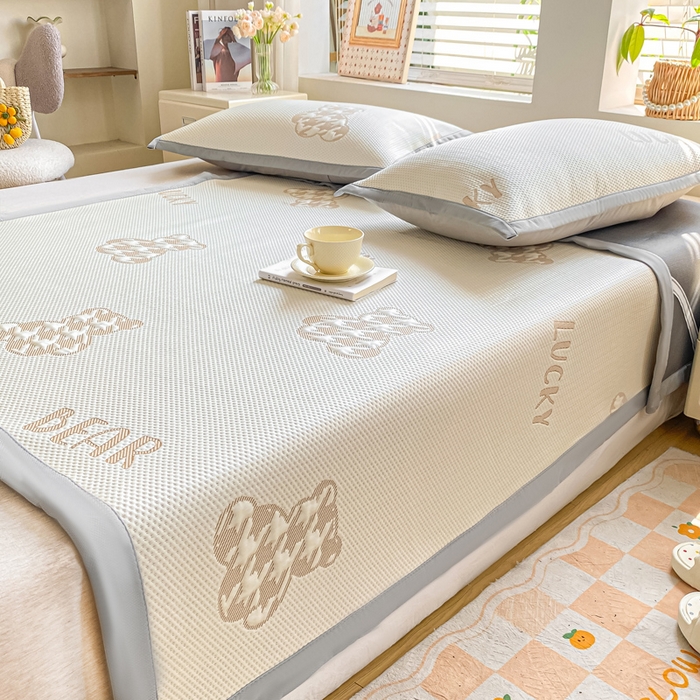 91家纺网 家纺一手货源 找家纺 耐思家纺 2025新款PE中分子凉感冰豆豆凉席三件套床单款-潮牌熊 潮牌熊-浅棕