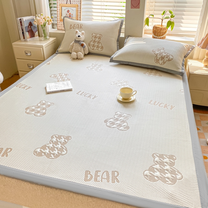 91家纺网 家纺一手货源 找家纺 耐思家纺 2025新款PE中分子凉感冰豆豆凉席三件套床单款-潮牌熊 潮牌熊-浅棕