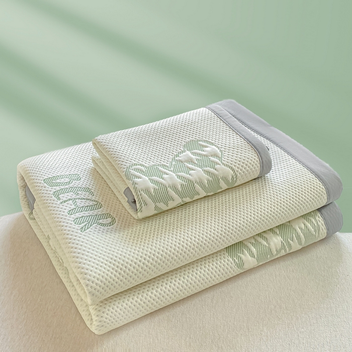 91家纺网 家纺一手货源 找家纺 耐思家纺 2025新款PE中分子凉感冰豆豆凉席三件套床单款-潮牌熊 潮牌熊-浅绿