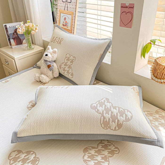 91家纺网 家纺一手货源 找家纺 耐思家纺 2025新款PE中分子凉感冰豆豆凉席三件套床单款-潮牌熊 潮牌熊-浅棕