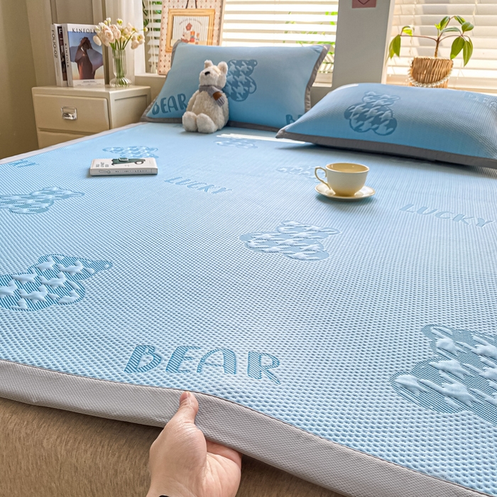 91家纺网 家纺一手货源 找家纺 耐思家纺 2025新款PE中分子凉感冰豆豆凉席三件套床单款-潮牌熊 潮牌熊-天兰